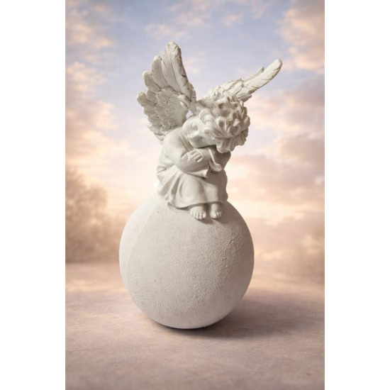 Schlafender Engel auf Kugel – Dekorative Schutzengel-Figur in Weiss