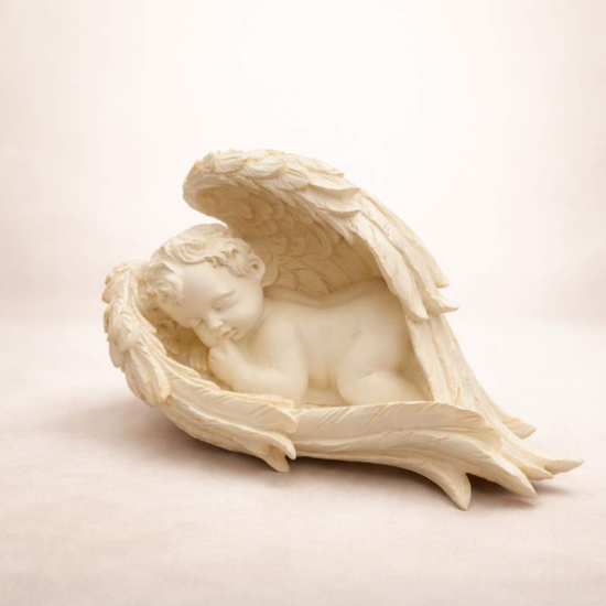 Schlafender Schutzengel in Flügeln – Engel Dekofigur aus Resin, 16 cm