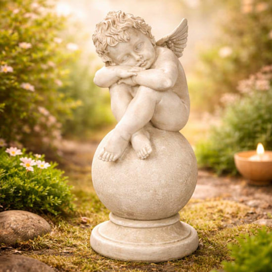 Engel auf Kugel – 24 cm – Wetterfeste Gartenfigur & stilvolle Indoor-Dekoration aus Polyresin