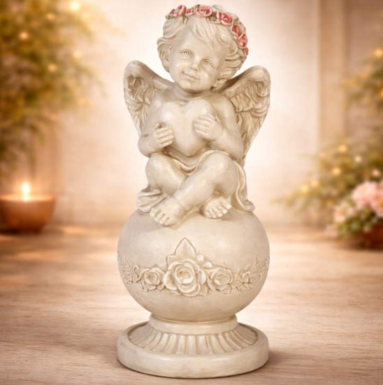 Engel auf Kugel mit Herz und Rosen – 22 cm – Liebevolle Schutzengel-Figur
