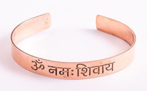 Kupferarmreif mit Om Namah Shivaya