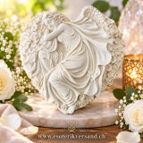 Schlafender Schutzengel im Blumenherz – wetterfeste Engel-Dekoration 23 × 24 cm