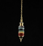 Chakrapendel aus Edelstein-Donuts