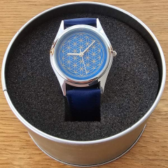 Armbanduhr in blau mit der Blume des Lebens