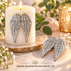 Engelsflügel Deko Pin Silber für Stumpenkerzen – Kerzendekoration ca. 6 × 5 cm