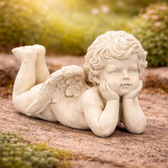 Engel liegend mit aufgestütztem Kopf – 12 cm – Wetterfeste Gartenfigur & stilvolle Indoor-Dekoration aus Polyresin