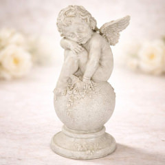 Engel Amor auf Kugel mit Efeu – Polyresin Figur wetterfest, 36cm