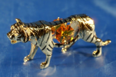 Tiger-Kristallobjekt, Gold-Platet