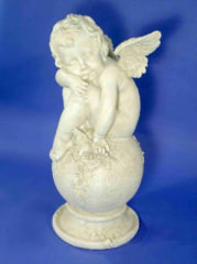 Amor - Engel auf Kugel mit Efeu, klein